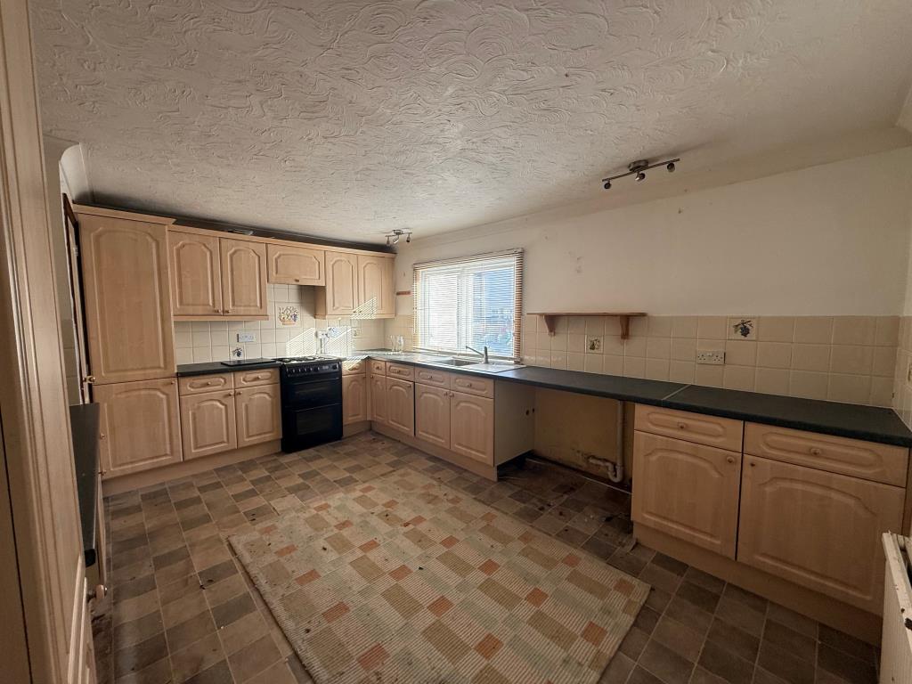 Lot: 141 - DETACHED FOUR-BEDROOM HOUSE FOR IMPROVEMENT - Tiled kitchen with window and space for appliances